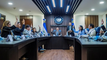 Reformas electorales habilitan escaños a la diáspora y formalizan salida de El Salvador del PARLACEN