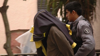 Leiva, a cara tapada, en uno de sus traslados (NA)