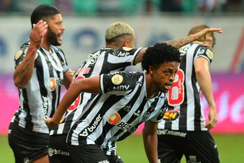Los jugadores del Mineiro celebran el triunfo ante el Sport Bahia que les aseguró el título en el Brasileirao (EFE/Walmir Cirne)