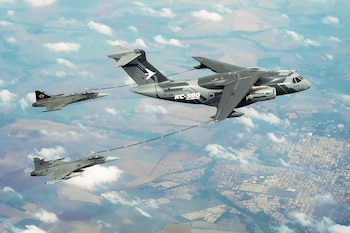 El informe de Defensa advierte que 131 de las 386 aeronaves de la Fuerza Aeroespacial Colombiana no están operativas y solo el 52 % está disponible para volar - crédito Presidencia de Colombia/EFE