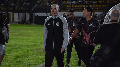 El emotivo testimonio del DT argentino que dirige mientras lucha contra el cáncer: “Estoy medio atado con alambre, pero el fútbol ayuda”