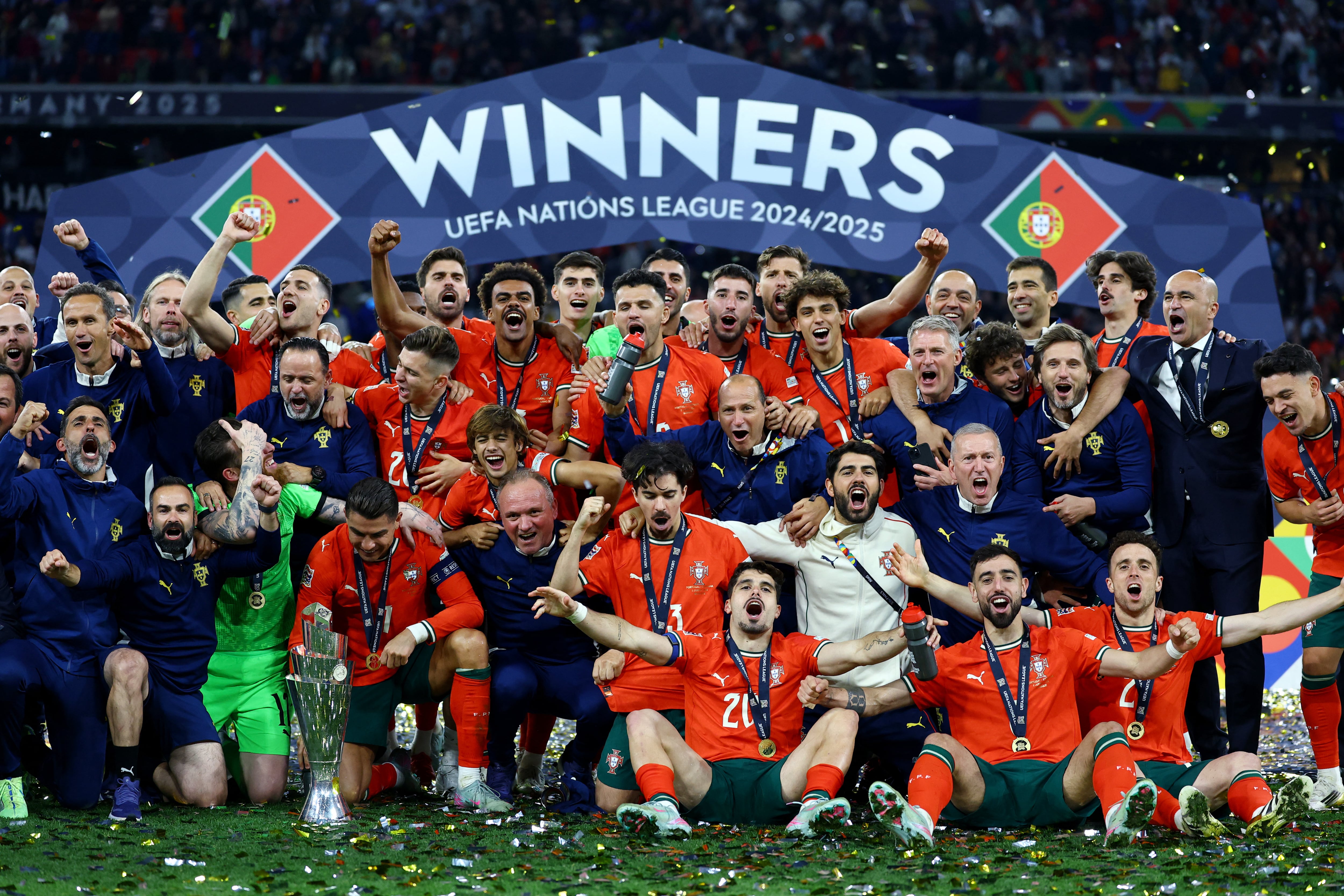 Los festejos de Portugal con el trofeo (REUTERS/Kai Pfaffenbach)