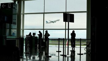 La gente hace fila en