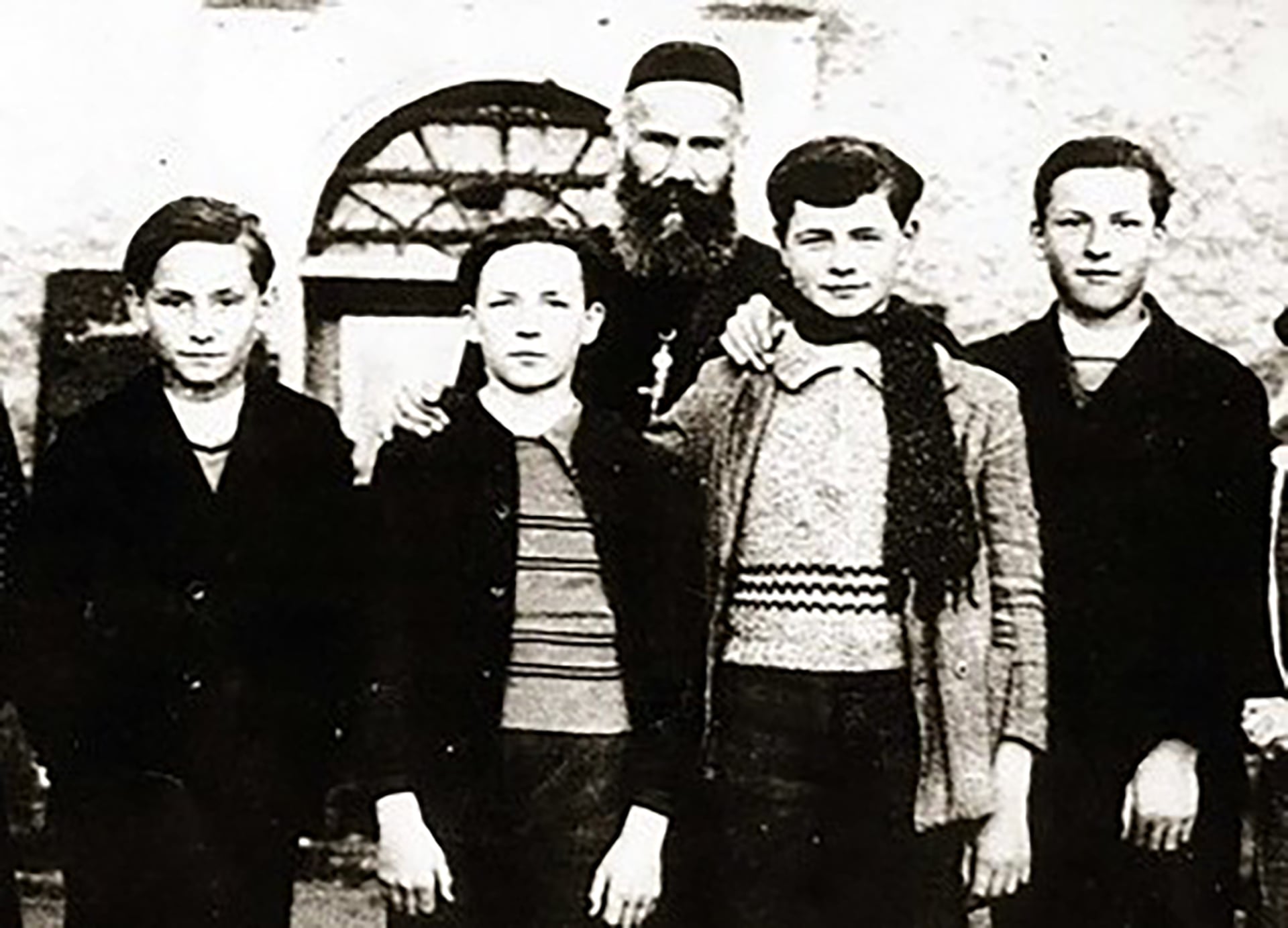 El padre Pierre-Joseph Granereau con sus cuatro primeros alumnos