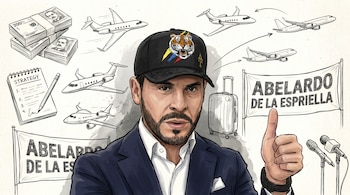 Ilustración de Abelardo de la Espriella con una gorra de tigre, rodeado de fajos de billetes, aviones, una maleta, una libreta con 'Strategy' y dos carteles con su nombre.