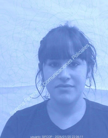 Retrato de una mujer con cabello oscuro y flequillo, mirando al frente, con un tono azulado y un texto superpuesto de "Sistema Federal de Comunicaciones Policiales"
