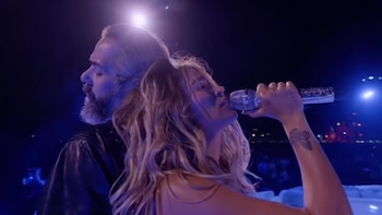 Esta es la canción que estrenó Karol G en Coachella junto a Greg González de Cigarettes After Sex: “Solo queda decir que te quise de más”