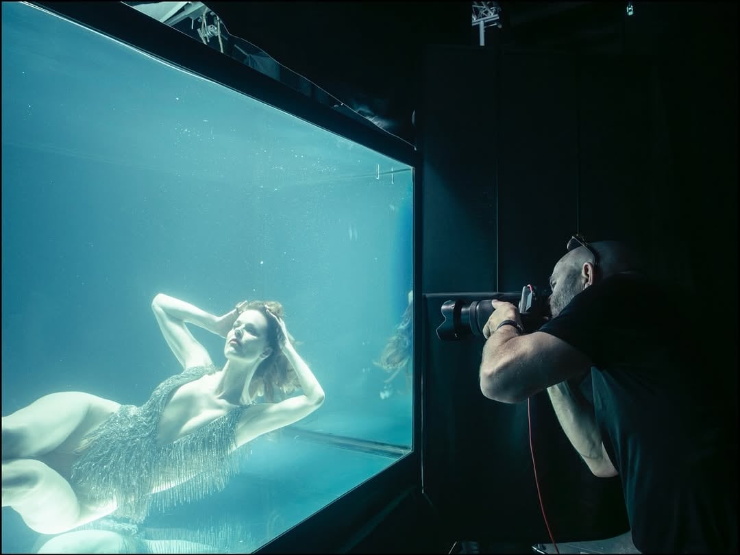 Eva Herzigová protagoniza escenas subacuáticas que demuestran la apuesta por la experimentación y la riqueza visual del calendario (@pirelli)