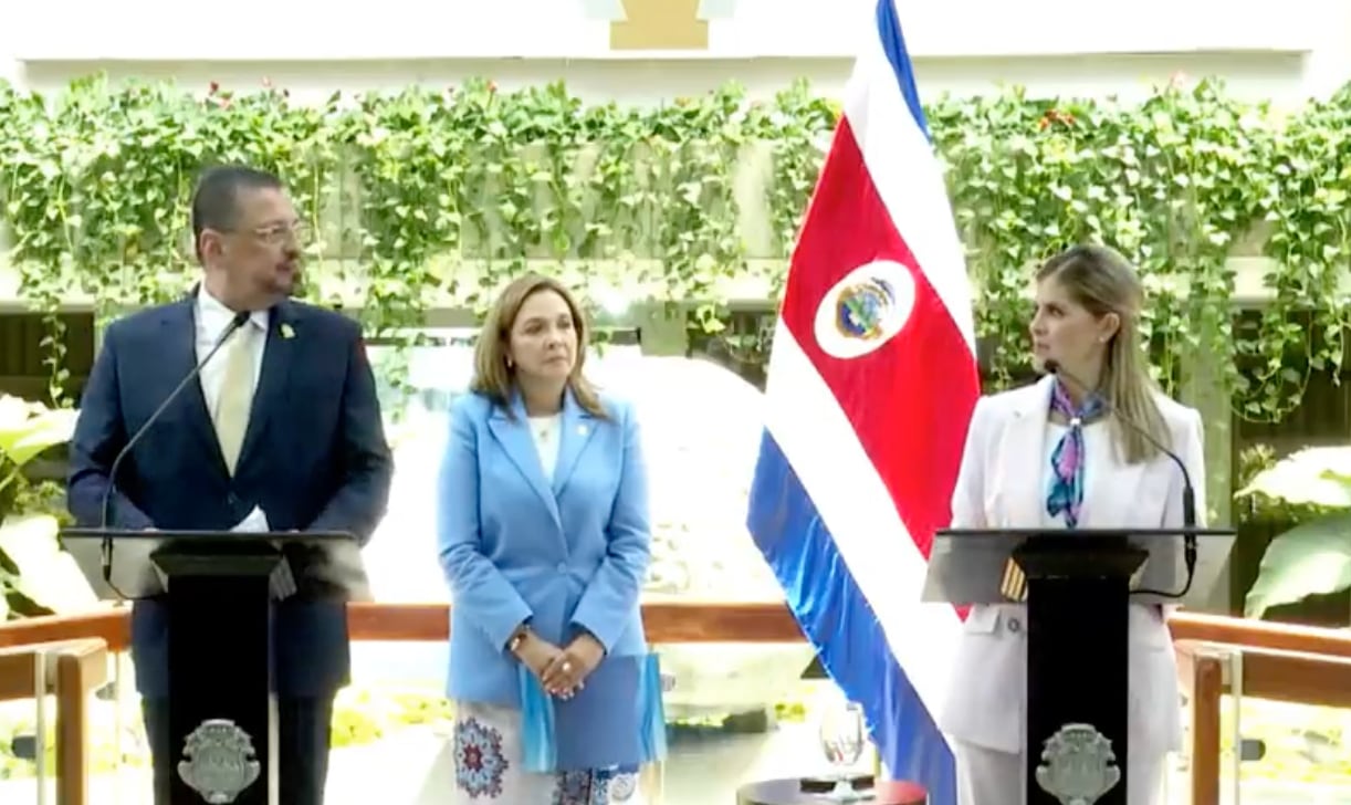 La presidenta Laura Fernández Delgado expuso los resultados económicos del país y detalló nuevas estrategias contra la evasión fiscal durante la conferencia en Casa Presidencial. Crédito: Transmisión Presidencia de la República