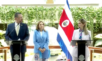 La presidenta Laura Fernández Delgado expuso los resultados económicos del país y detalló nuevas estrategias contra la evasión fiscal durante la conferencia en Casa Presidencial. Crédito: Transmisión Presidencia de la República