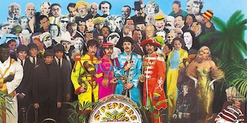 Entre las imágenes destaca una de John Lennon junto a una muñeca japonesa similar a una de la portada de 'Sgt. Pepper's'