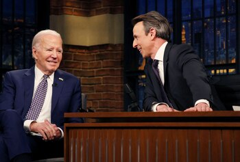 El presidente estadounidense Joe Biden se ríe durante una pausa en una entrevista televisiva grabada en 'Late Night with Seth Meyers' de NBC en la ciudad de Nueva York, EE.UU., el 26 de febrero de 2024. REUTERS/Leah Milis