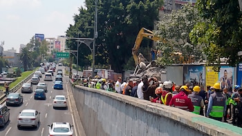 Edificio se desploma sobre Viaducto Miguel Alemán: suspenden obra y descartan personas lesionadas