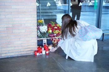 Un pequeño altar con flores y velas en recuerdo a las víctimas en la estación de Santa Justa de Sevilla tras el accidente ferroviario de Urda (Toledo). (Joaquín Corchero/Europa Press)
