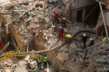 Los miembros del equipo de rescate buscan entre los escombros de los edificios dañados por la explosión masiva en la zona portuaria de Beirut, en Gemmayze, Líbano, el 4 de septiembre de 2020. (REUTERS/Aziz Taher)