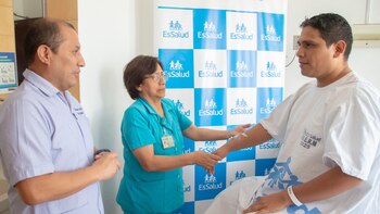 Donó un riñón a su esposa y ella dejó atrás dos años de diálisis | Foto: EsSalud