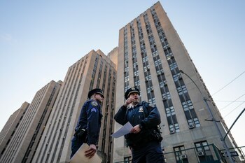 Agentes de policía aseguran el perímetro a las afueras de la Corte Penal de Manhattan, el martes 4 de abril de 2023 en Nueva York. (AP Foto/John Minchillo)