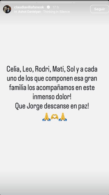 Captura de pantalla de historia de Instagram de Claudia Villafañe con un mensaje de condolencias y emojis de manos rezando y un corazón