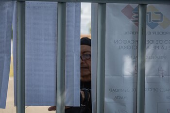 Persona yendo a votar en