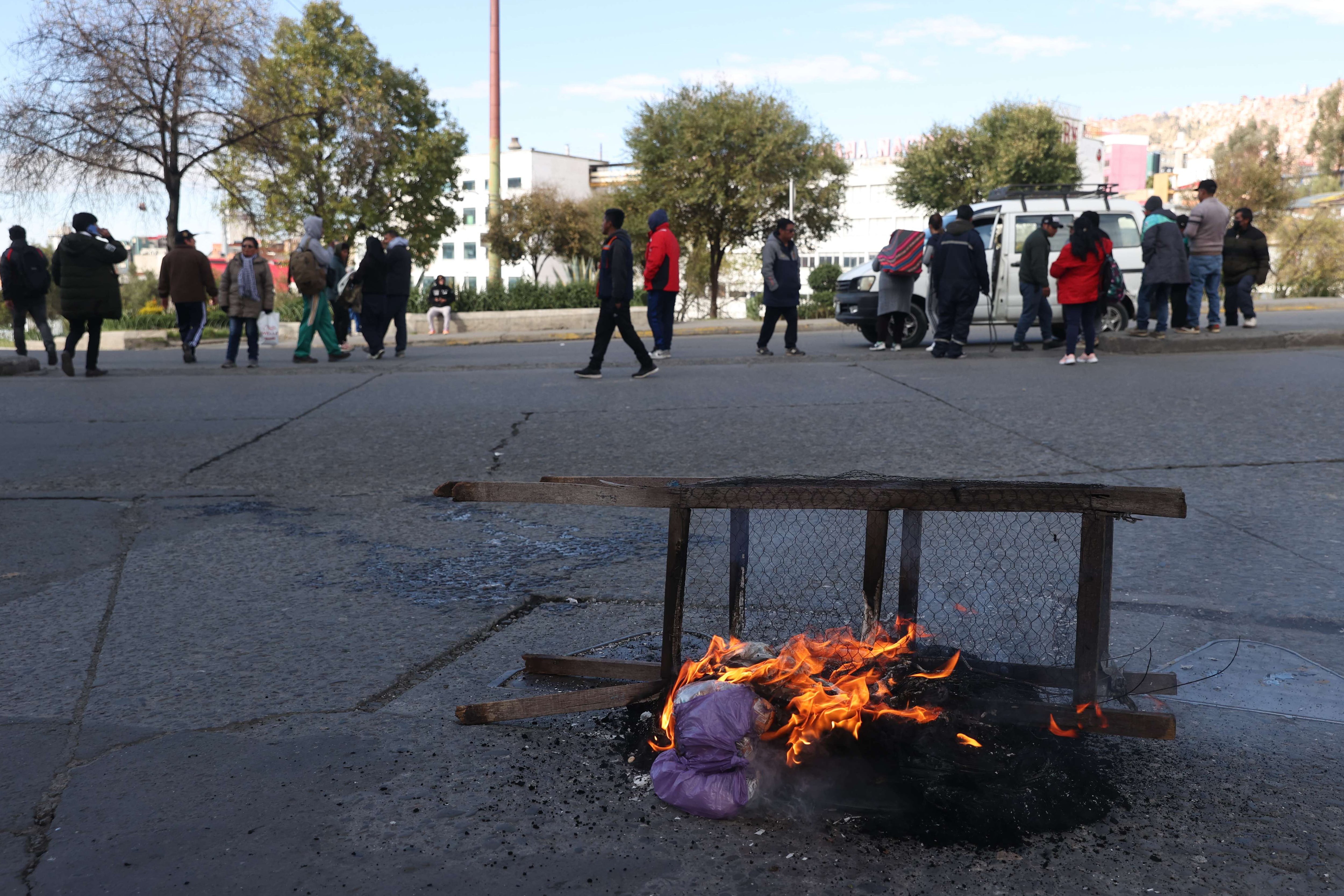 Personas caminan por una vía durante una jornada de bloqueos en La Paz (EFE/Luis Gandarillas)