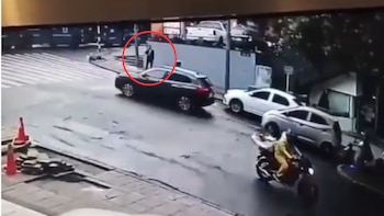 El sicario (circulo rojo) simuló