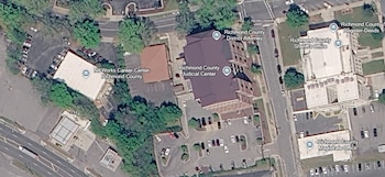 Vista aérea de edificios administrativos, aparcamientos con automóviles, árboles y carreteras. Se observan etiquetas de oficinas del condado de Richmond