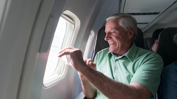 Un estudio asegura que las parejas de ancianos deberían viajar separadas en el avión por motivos de salud
