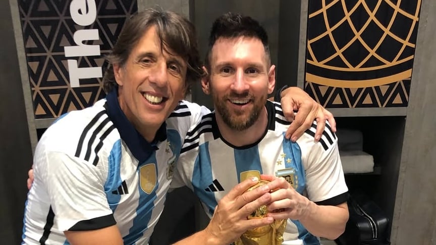 El preparador físico Luis Martín posa junto a Lionel Messi con el trofeo del Mundial en el vestuario de la selección argentina.