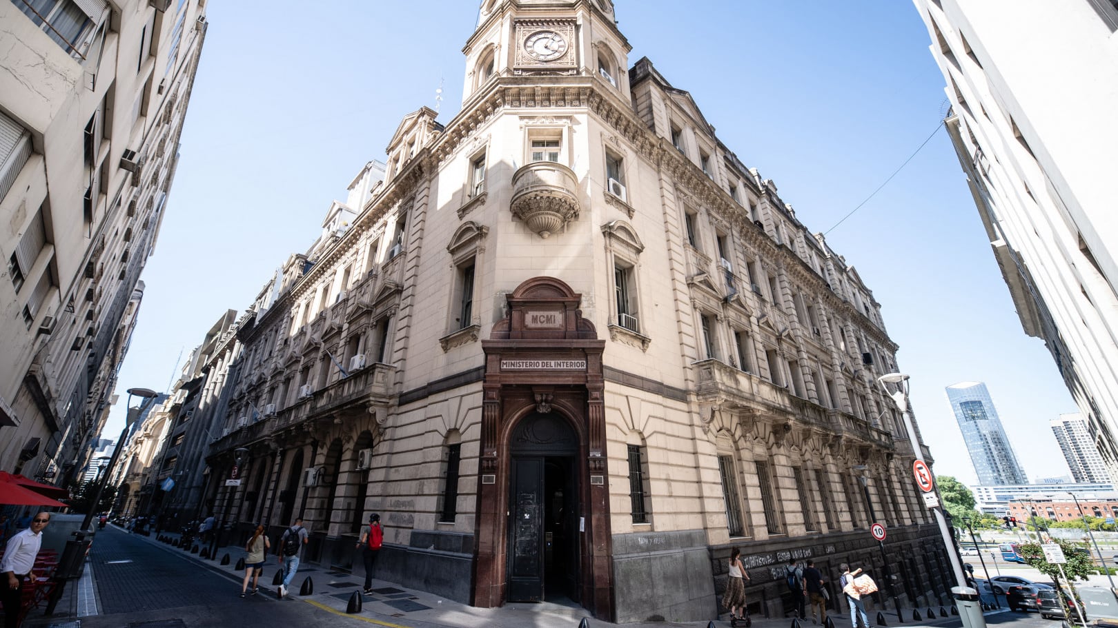 En 2023, el Ministerio del Interior reclamó judicialmente la devolución de $1,35 millones otorgados al municipio de Primero de Mayo, Entre Ríos, por irregularidades en la rendición de fondos destinados a comprar una ambulancia (Gentileza: Wikipedia)