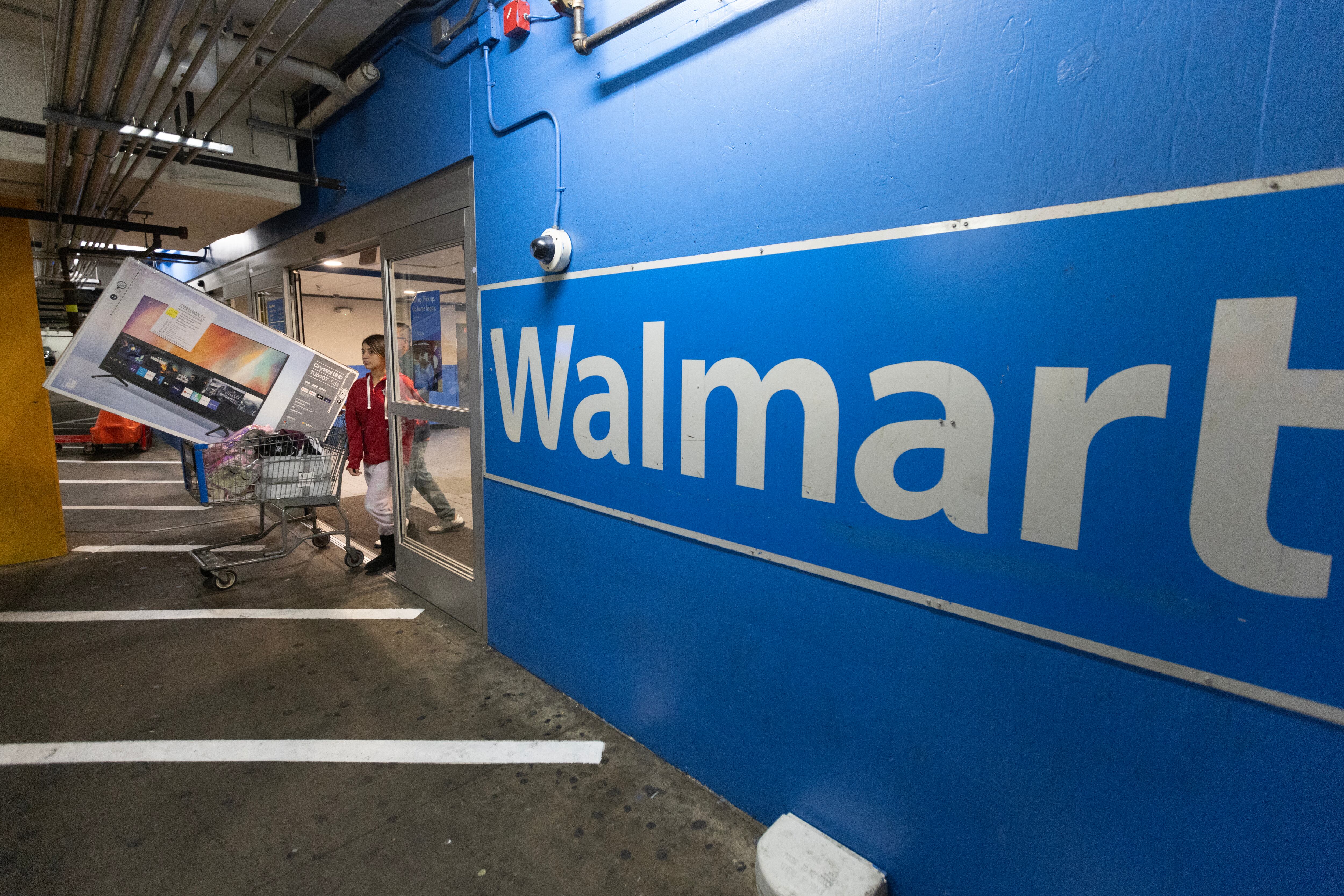 Fotografía de archivo fechada el 24 de noviembre de 2023 de clientes que salen con un televisor en un Walmart durante el denominado Viernes Negro en Washington, DC (EE.UU.). EFE/EPA/Michael Reynolds