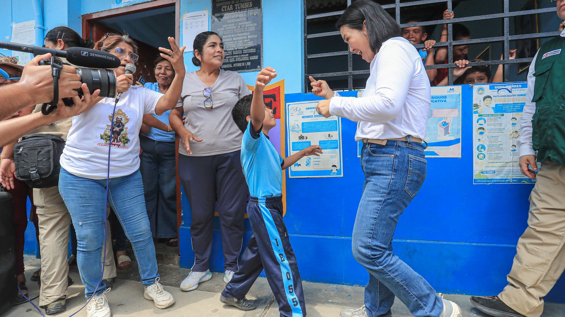 Keiko Fujimori anuncia que Gobierno entregará buzos y calzado escolar a estudiantes desde 2027