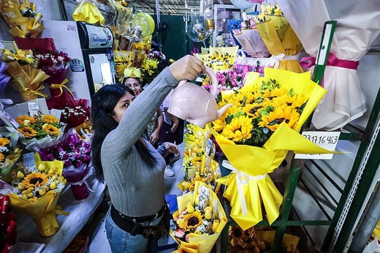 Flores amarillas se dispara en el Mercado de Flores a poco de Año Nuevo 2025. (Foto: Andina)