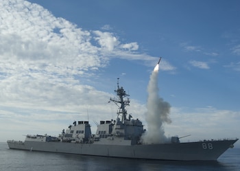 Fotografía de archivo cedida por la Marina de los Estados Unidos, en la que se observa al destructor USS Preble (DDG 88) al lanzar un misil de crucero Tomahawk