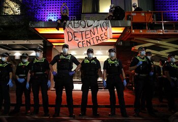 FOTO DE ARCHIVO: Agentes de