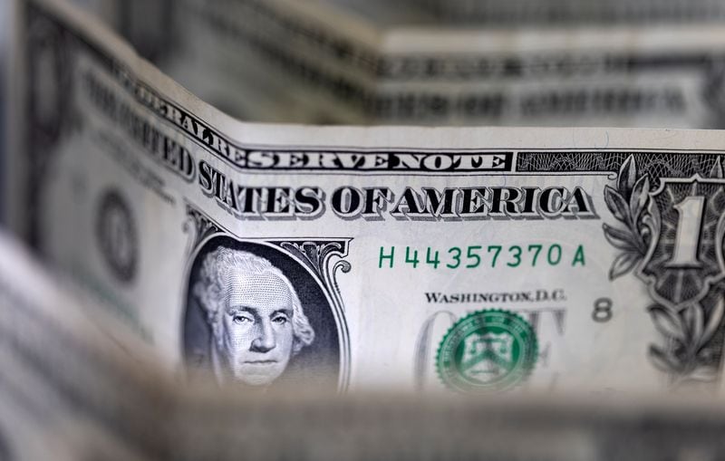 El dólar mayorista se mantiene debajo de la barrera de los 1.400 pesos.