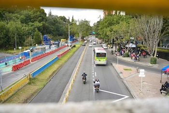 En la carrera Séptima, el tránsito mantendrá dos carriles por sentido durante el día y un carril por dirección en la noche mientras avance el desmonte del puente - crédito Secretaría de Movilidad