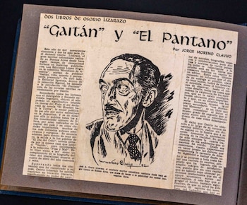 La obra anticipa problemas como la manipulación informativa, la automatización laboral y la homogeneización cultural, fenómenos que marcan la agenda global y generan debate sobre democracia, privacidad y sostenibilidad - crédito @BibliotecaNalCo / X