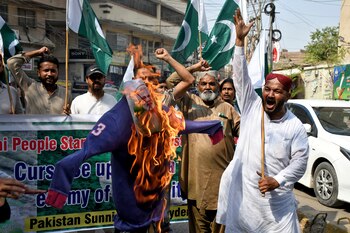 Manifestantes gritan consignas mientras queman
