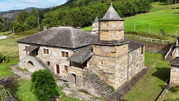 El pazo gallego que se vende por más de 2 millones de euros: un río privado, un palomar único y una capilla privada