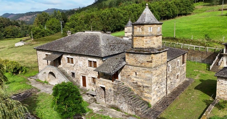 Fotografía aérea del pazo en venta. (Fuente: Idealista)