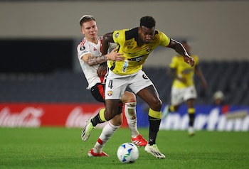 Franco Mastantuono lucha por una