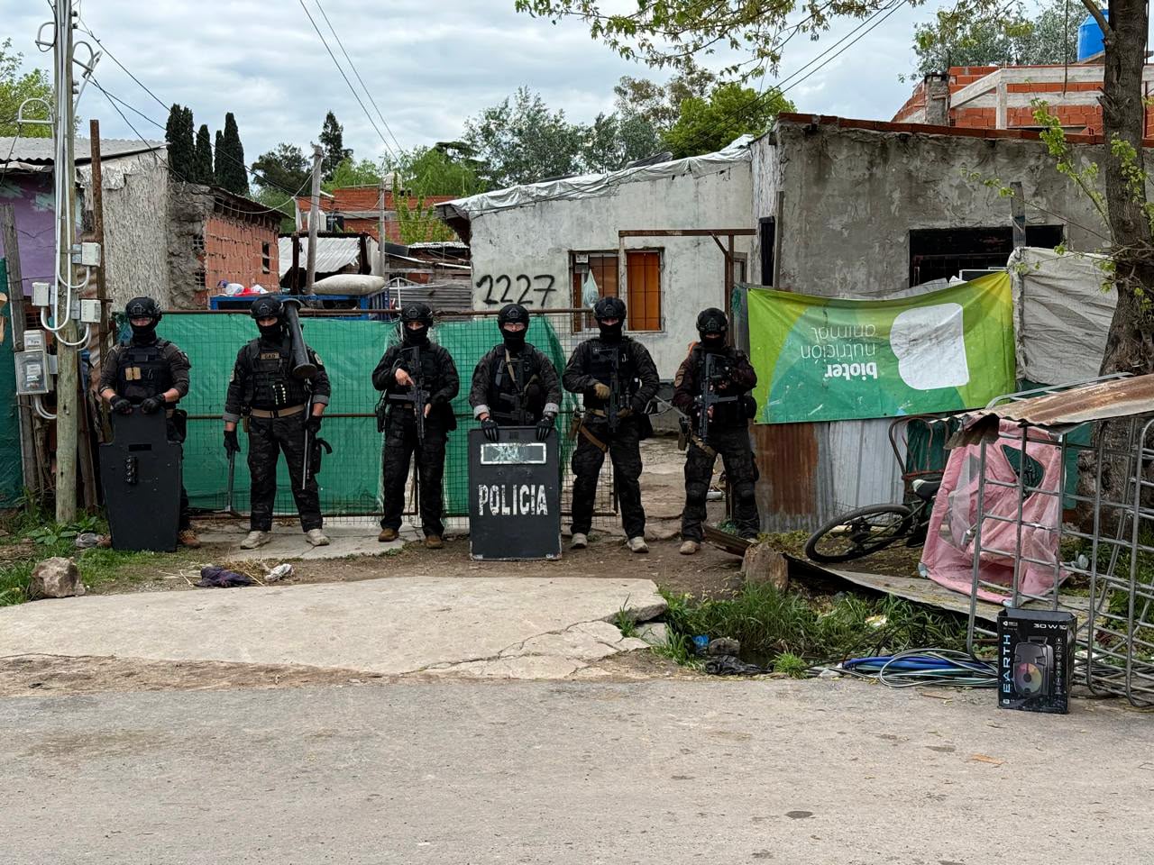 La Policía Bonaerense en uno de los allanamientos