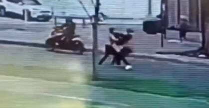 Este fue el momento en el que un ladrón atracó a Jean-Claude Bossard, mientras el otro esperaba en la motocicleta - crédito captura de video redes sociales/X