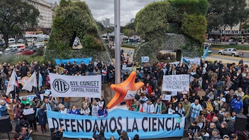 El reclamo por el “cientificidio” en Argentina: qué alertan los investigadores sobre el recorte de presupuesto