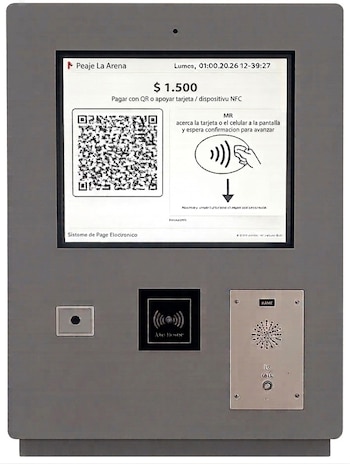 Terminal metálica gris con una pantalla que muestra un código QR, el monto de 1.500 pesos e instrucciones para pago con tarjeta o teléfono