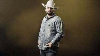 Carín León está nominado en