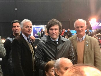 Javier Milei junto a directivos