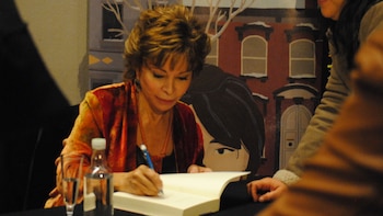 Isabel Allende firma libros a