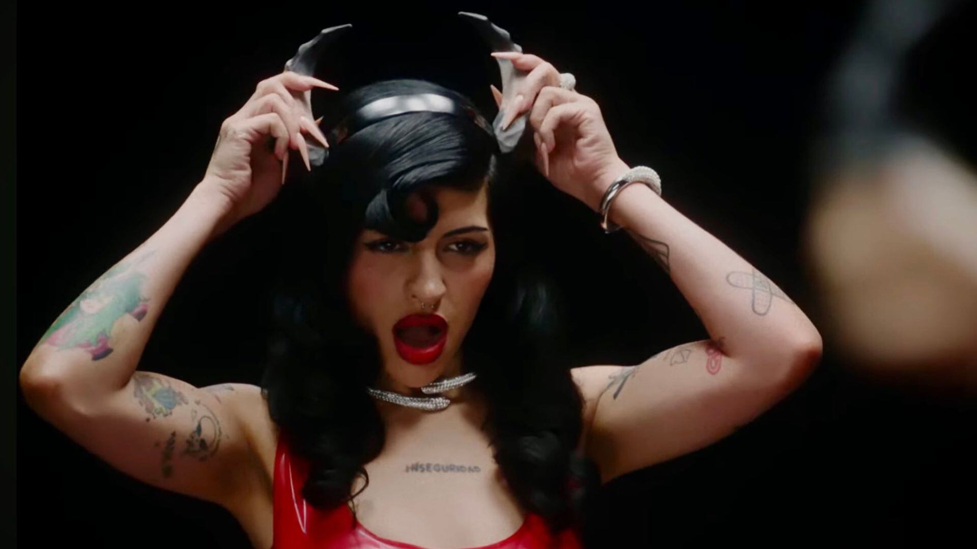 Julieta Cazzuchelli debutó ante 10 mil fans en su primer fecha en el Auditorio Nacional. (Captura de pantalla Cazzu YouTube)