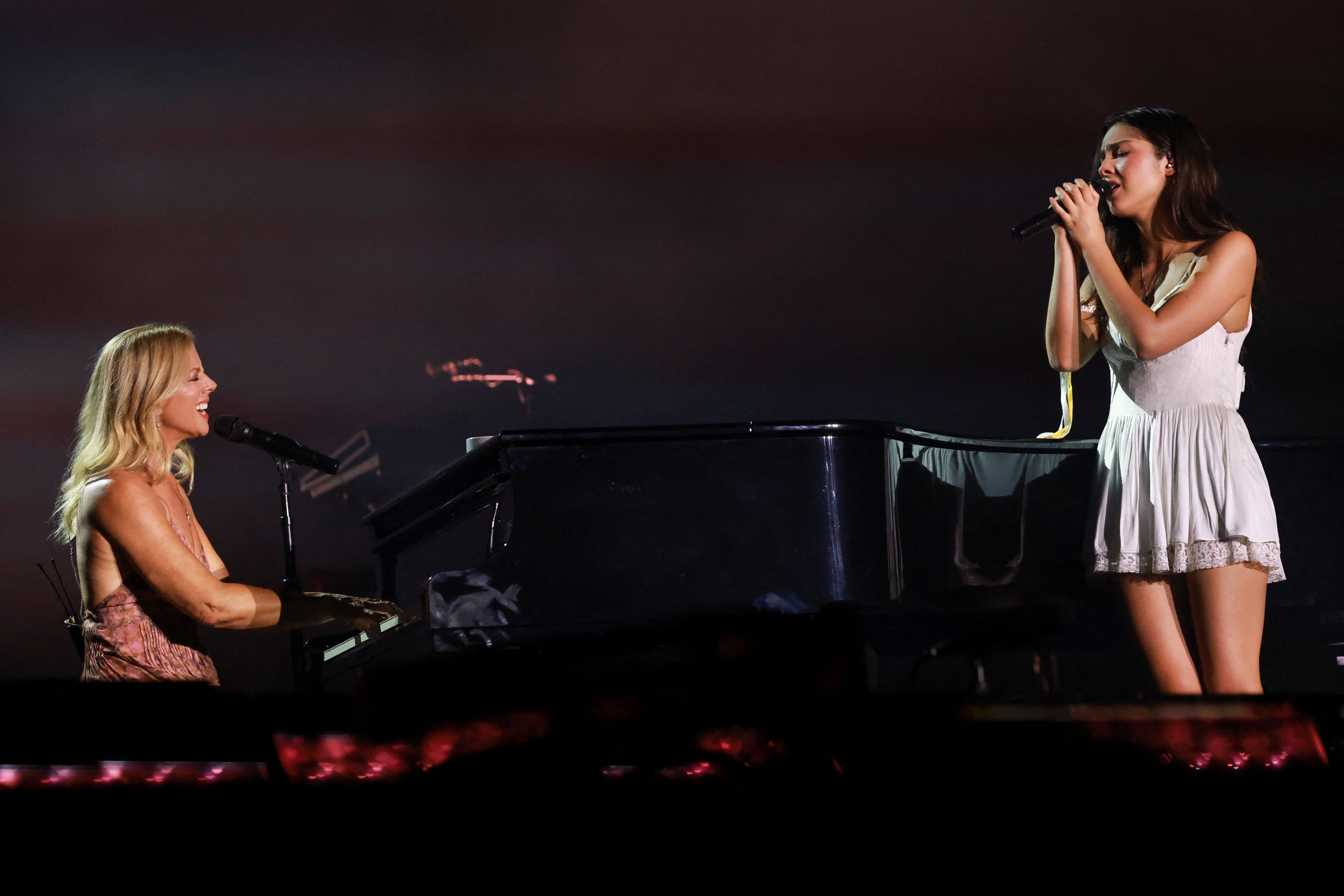 El festival incluyó un homenaje a Dolly Parton, fallecida el 25 de agosto, con versiones de “Building a Mystery” y “Angel” a cargo de Olivia Rodrigo y Sarah McLachlan (REUTERS/Mario Anzuoni)